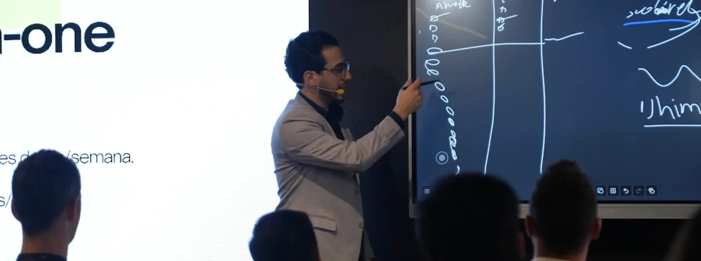 Estratégia sendo desenhada no board do JDP Day